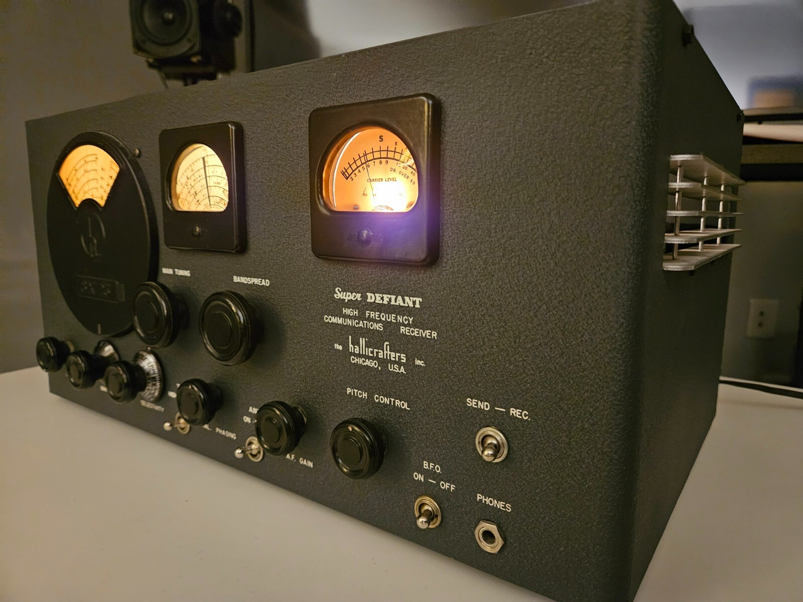 HALLICRAFTERS SX25 SUPER DEFIANT HF RECEIVER. WW 2 RADIO EXHIBITION