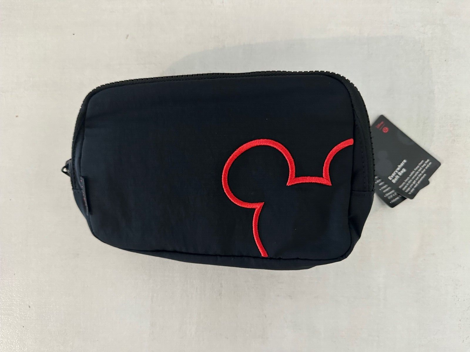 lululemon のミッキーマウス アイコン エブリウェア ベルトバッグ Disney x lululemon *Everywhere Belt Bag 1L Mickey in Motion