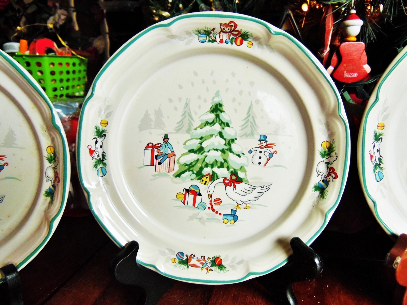 4 NEW OTHER INTERNATIONAL CHINA COUNTRY CHRISTMAS SALAD PLATES 7.5