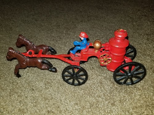 VINTAGE ANTIQUE CAST IRON METAL TOY / HORSE DRAWN FIRE PUMPER WAGON