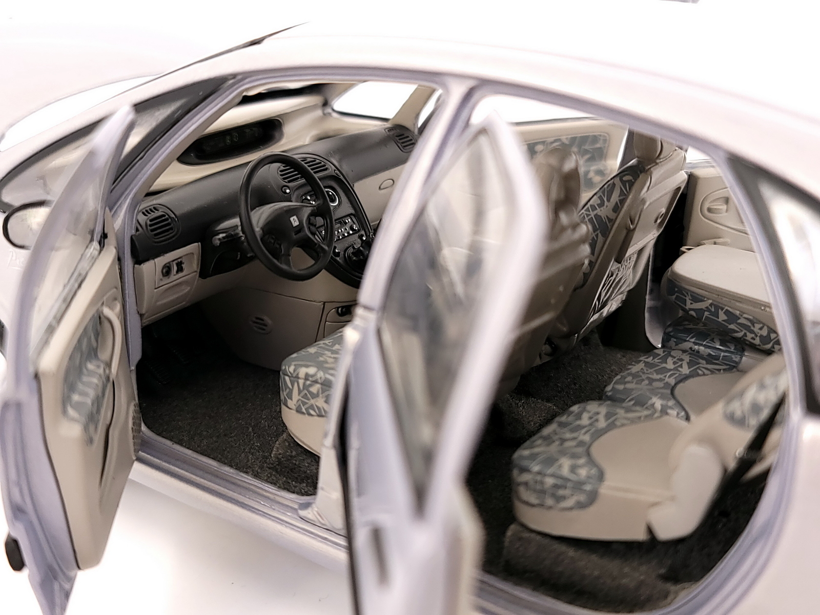 FENG-DONG Citroen XSARA Picasso シトロエン クサラ ピカソ 箱付 1/18 イイコレ 1:18 Citroen Xsara 2.0 16V DOHC facelift - Dongfeng [Unboxing]