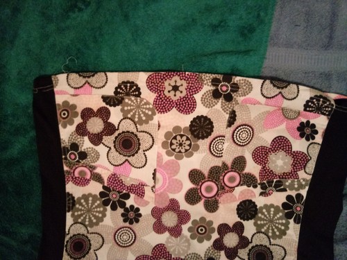 women's scrub top medium Greentown flower design contrast black on the side