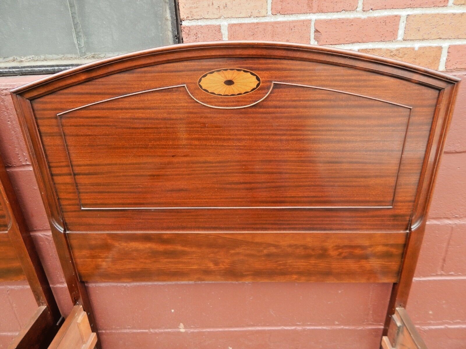 VINTAGE OR ANTIQUE PAIR OF TWIN BEDS HEPPLEWHITE STYLE, IN VERY GOOD CONDITION