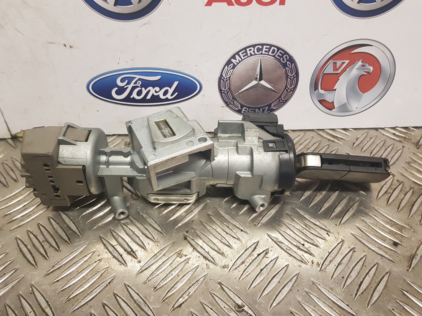 FORD FOCUS 20042008 IGNITION BARREL WITH KEY P/N 3M513F880AD eBay