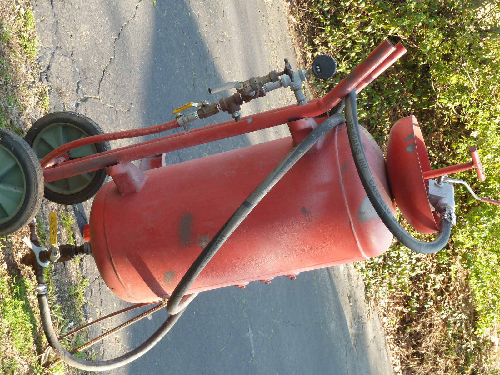 200 lb Sandblaster Pressure Pot, hoses, regulator nice set-up