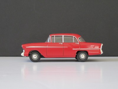 VANGUARDS DIE CAST RED VAUXHALL VICTOR SALOON CAR NO. VA38000 MINT BOXED