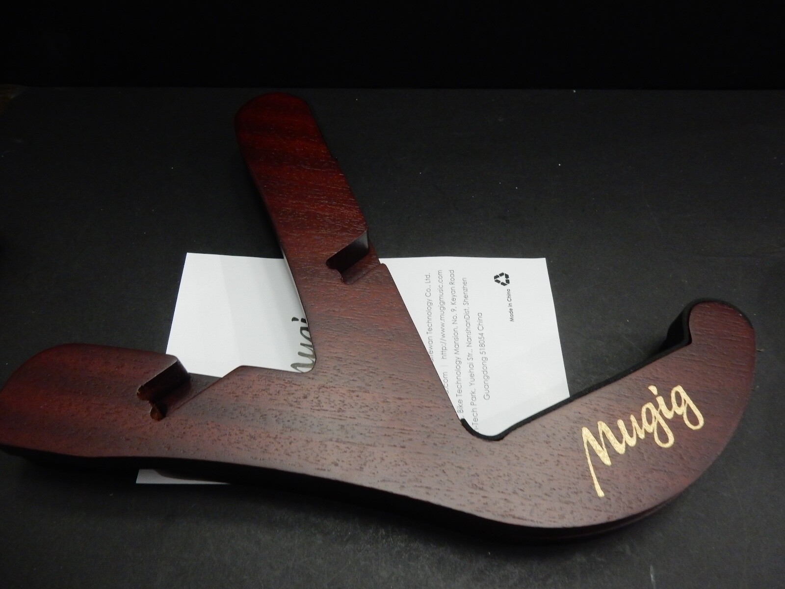 MUGIG UKULELE  WOOD STAND  NIB