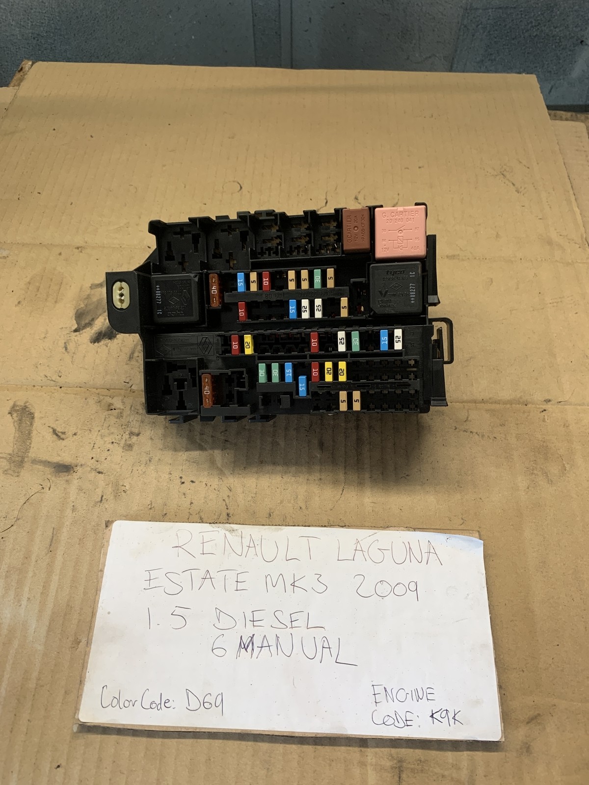 Renault Laguna Estate MK3 2009 - Interior Fusebox 8200393836D