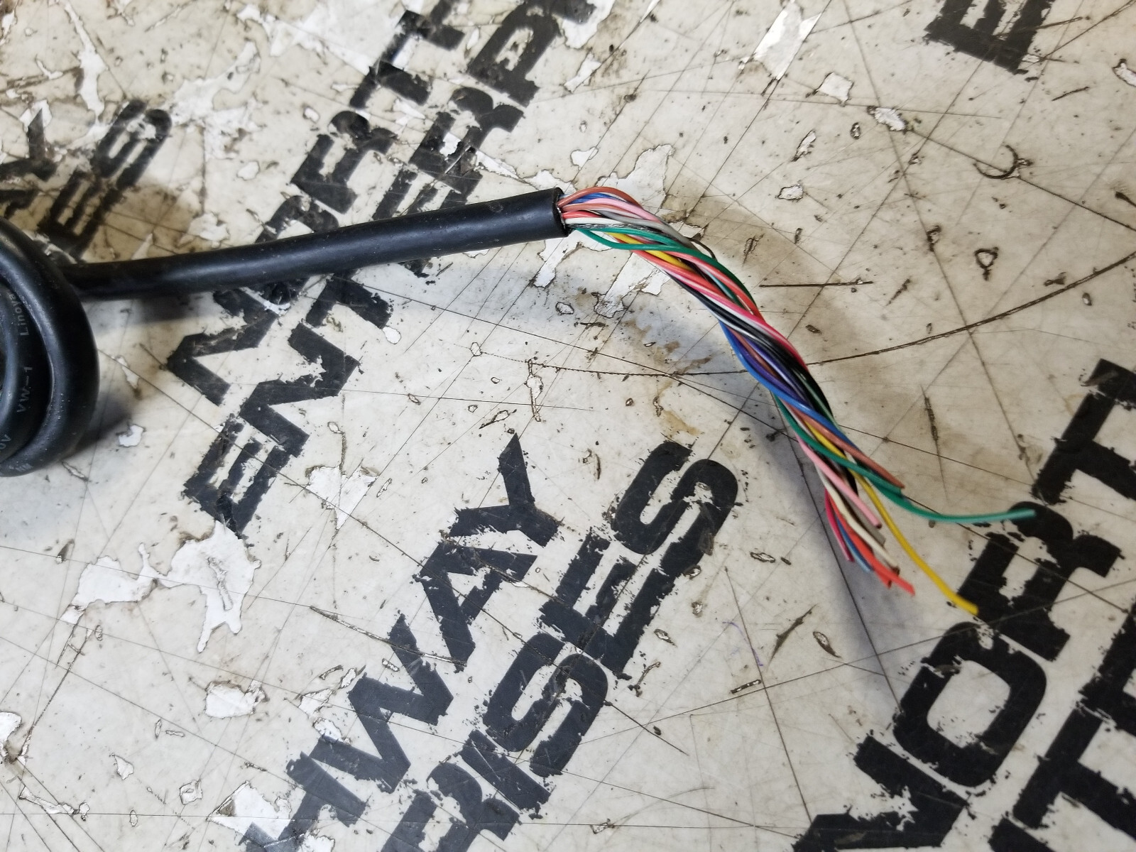 Garmin 010-11425-05 Marine NMEA 19-Pin Right Angle Threaded Collar 0183 Cable - Picture 2 of 4