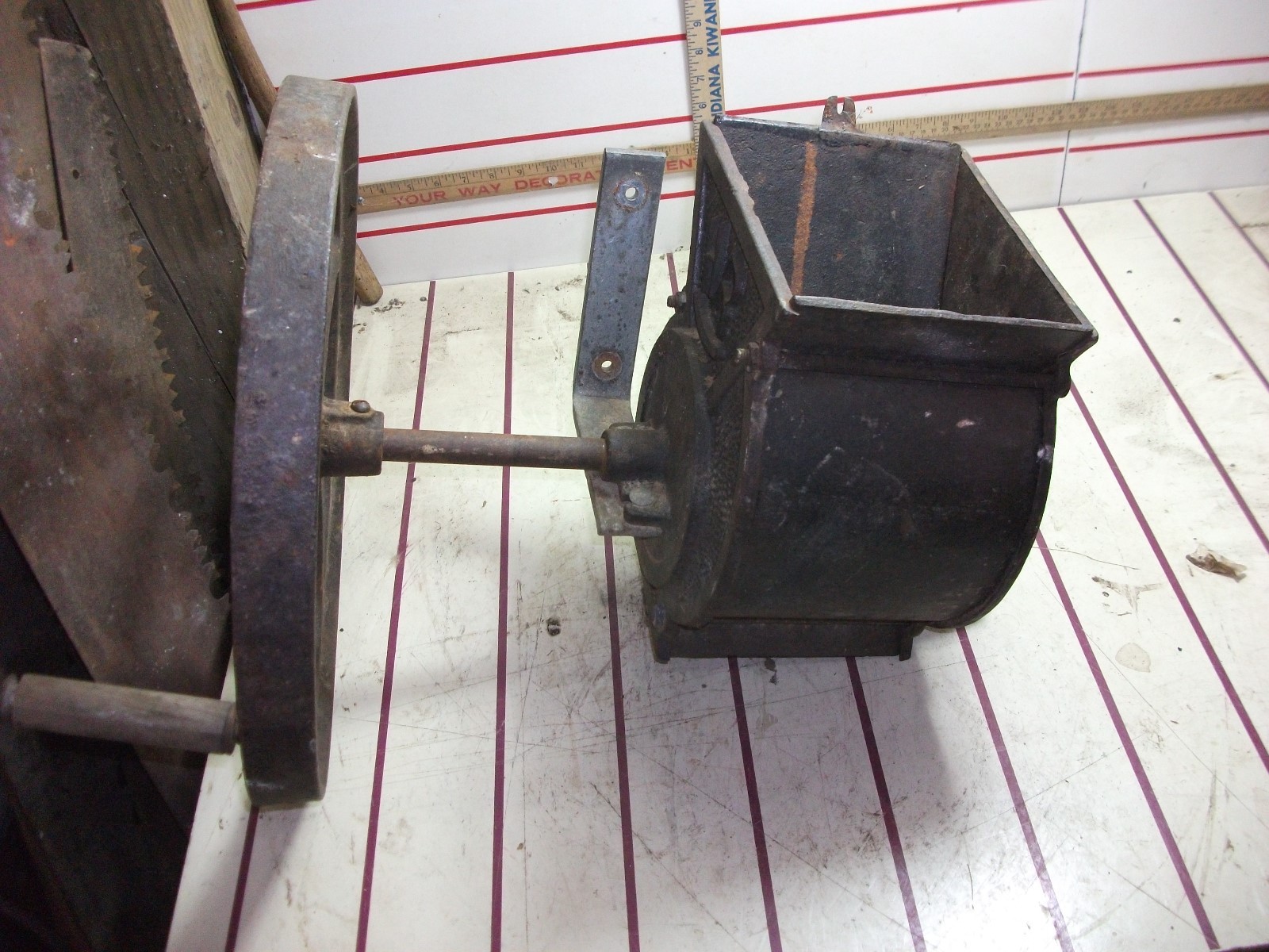 antique  MILL, SUGARCANE MILL, ROLLER PRESS, JUICE EXTRACTOR, hand crank HR