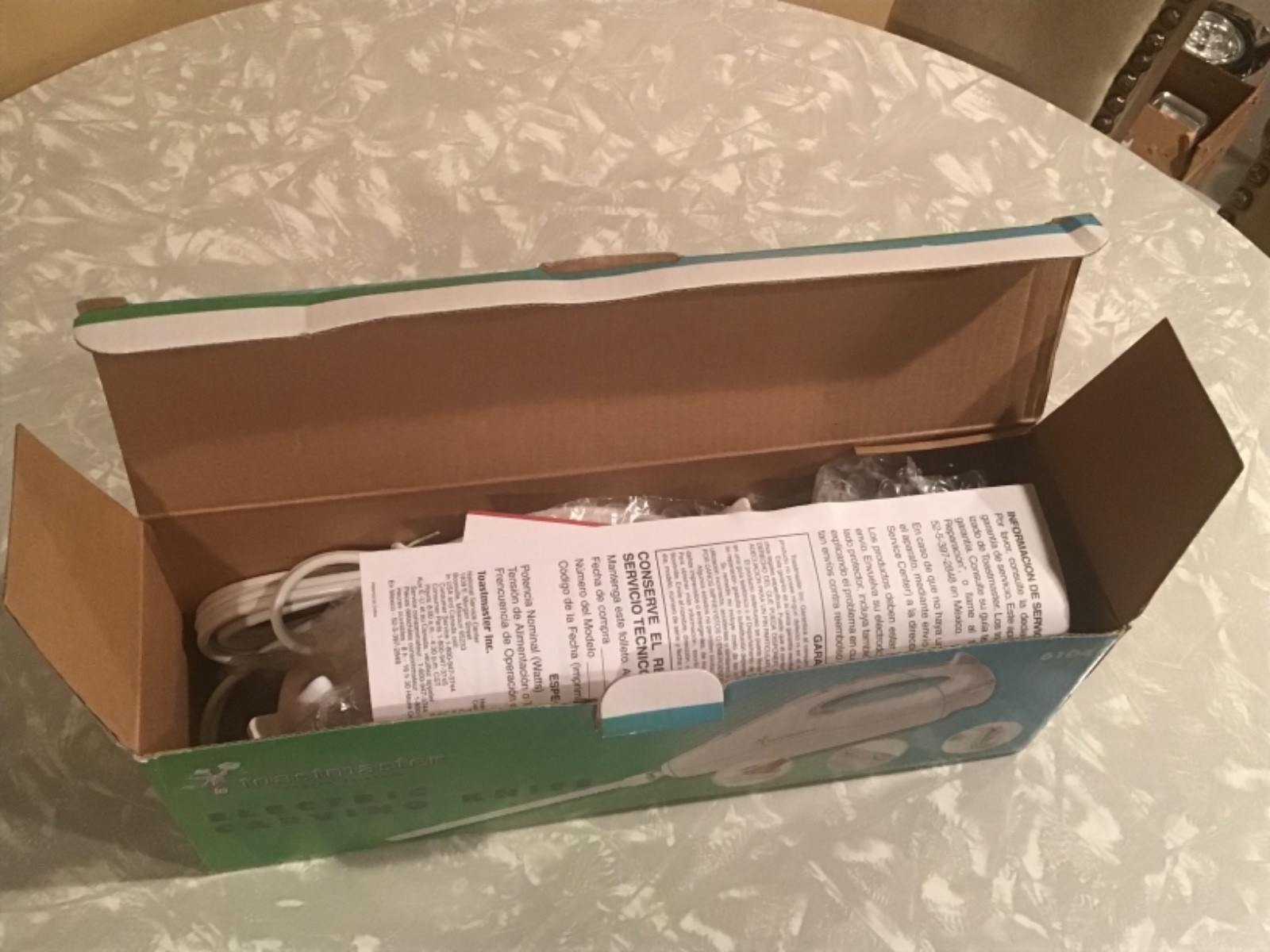 New In Box Toastmaster Electric Carving Knife Removable Serrated Model #6104