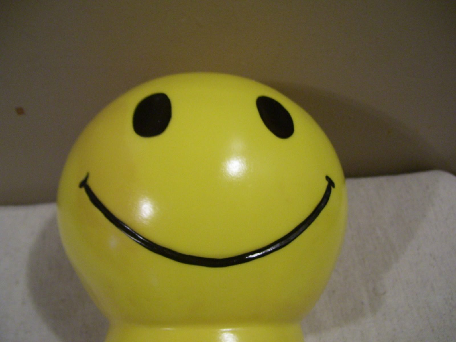 VTG 1972 ROY INC. YELLOW SMILEY FACE BANK W/STOPPER PLASTIC CENTRAL BANK MIAMI