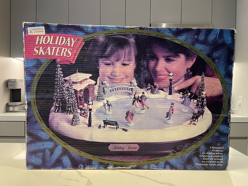 ディズニー　Mickey’s Holiday Skaters Amazon.com: Department 56 Disney Village Mickey and Minnie