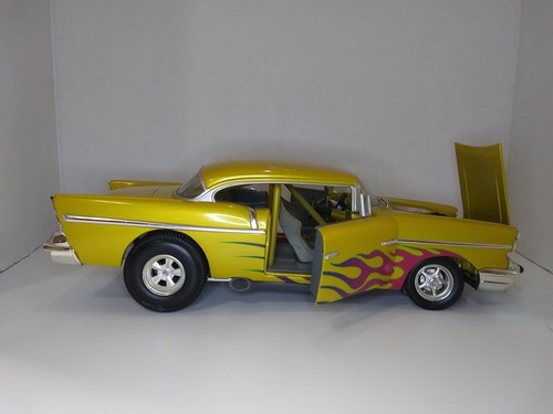 Mattel Hot Wheels 1957 Chevy Diecast Car 1:18 Pre-owned see