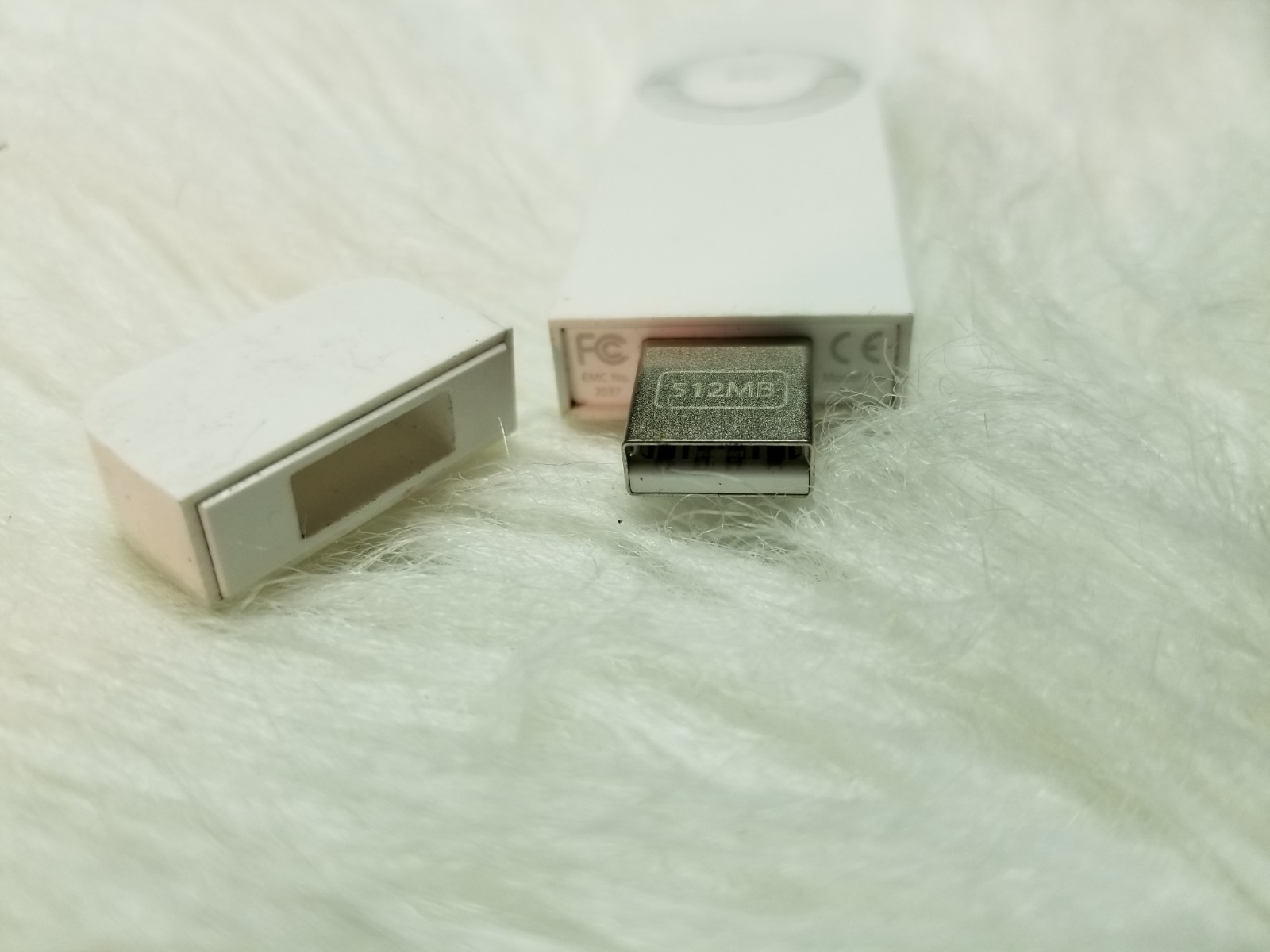 Apple iPod Shuffle 1st Generation 512MB White A1112