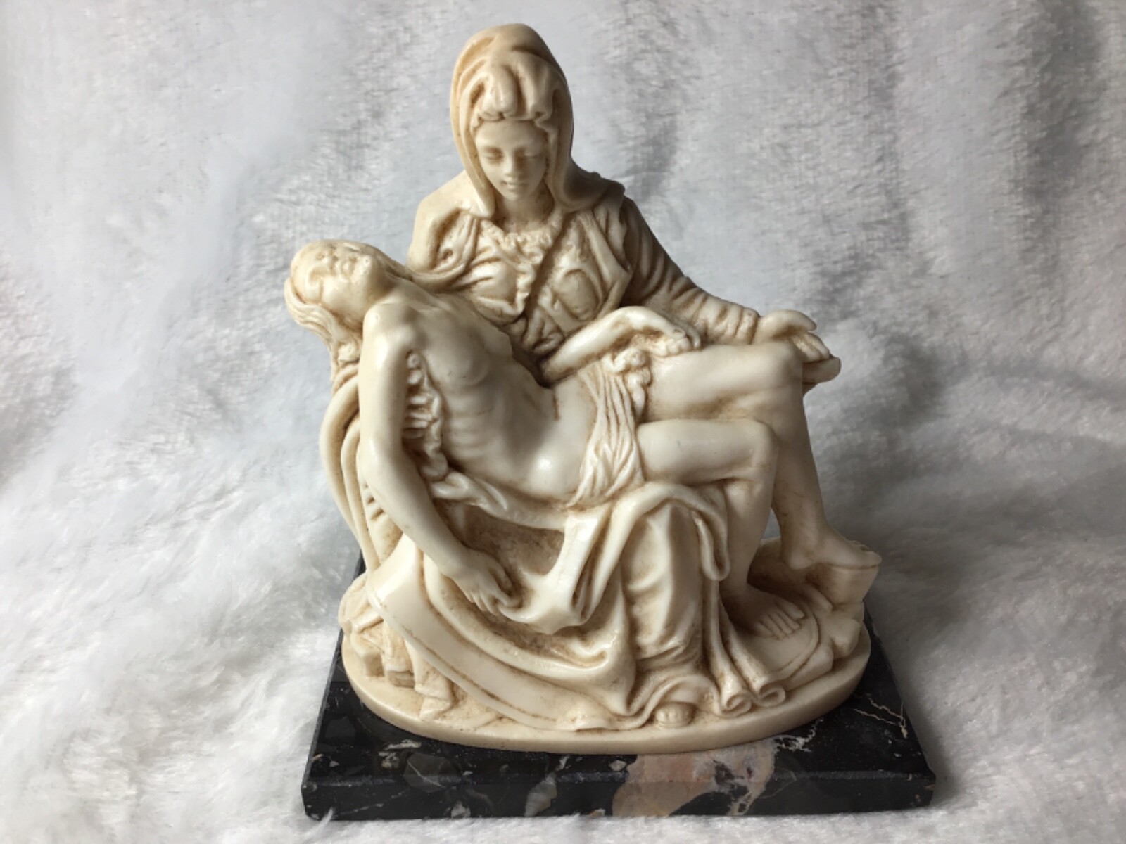 pieta maestoro 4C • File:Michelangelo's Pieta 5450 cropncleaned edit-2.jpg