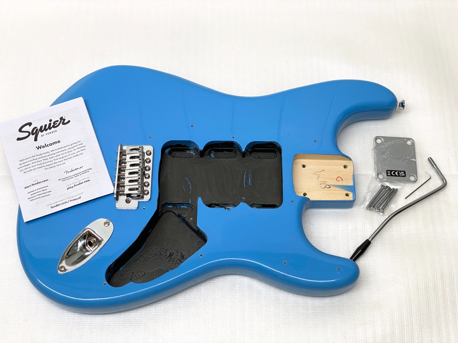 【美品】Squier by Fender Burret Strat ライトブルー Amazon.com: Fender Squier Stratocaster - California Blue
