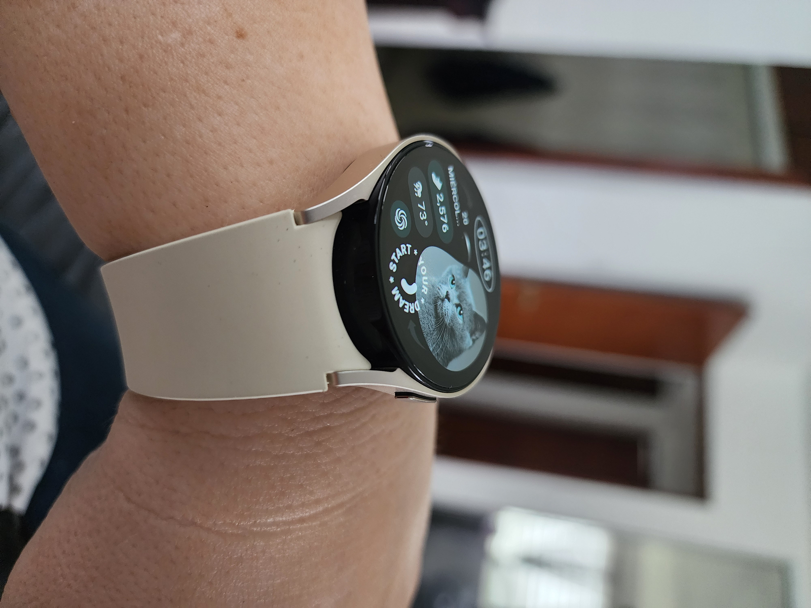 Samsung Galaxy Watch6 SM-R930 40mm Gold Aluminum Case with Samsung Galaxy Watch6 SM-R930 40mm Gold Aluminum Case with