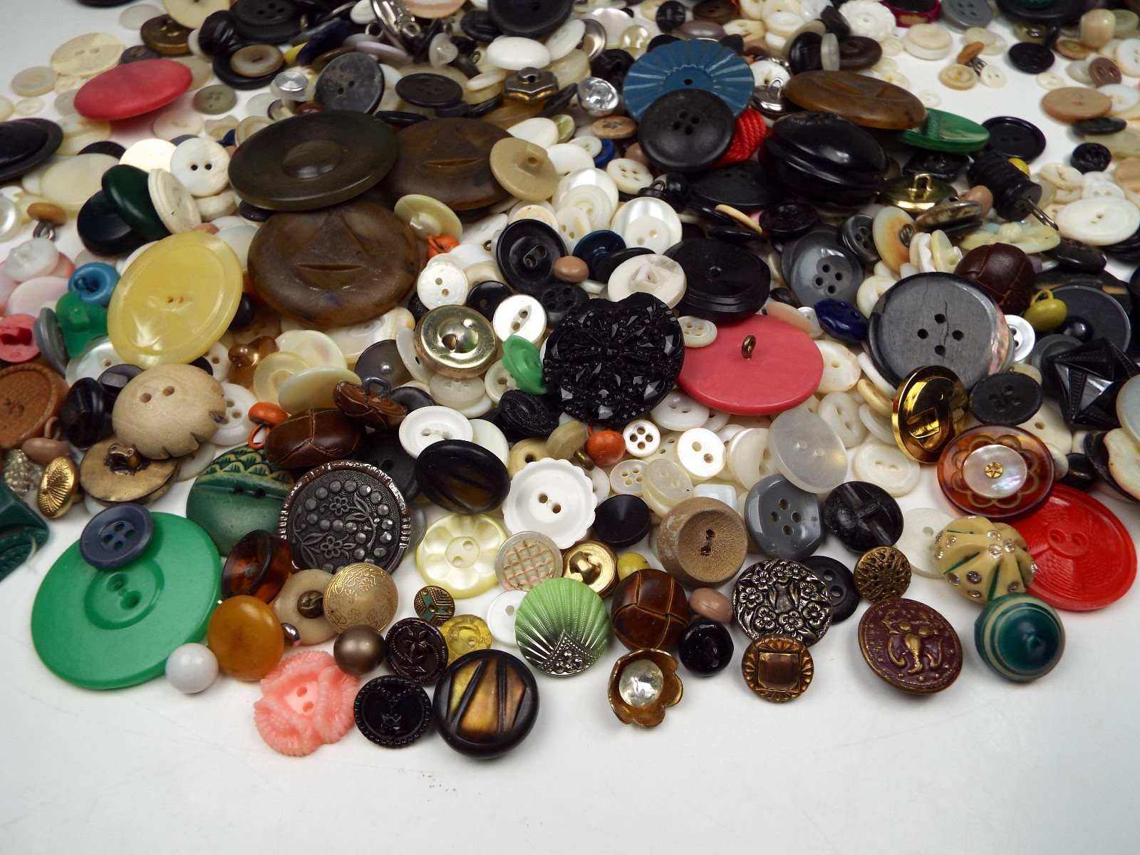 VINTAGE BUTTON COLLECTION Over 10 Lbs Unsearched Sold As Found Estate Lot #158