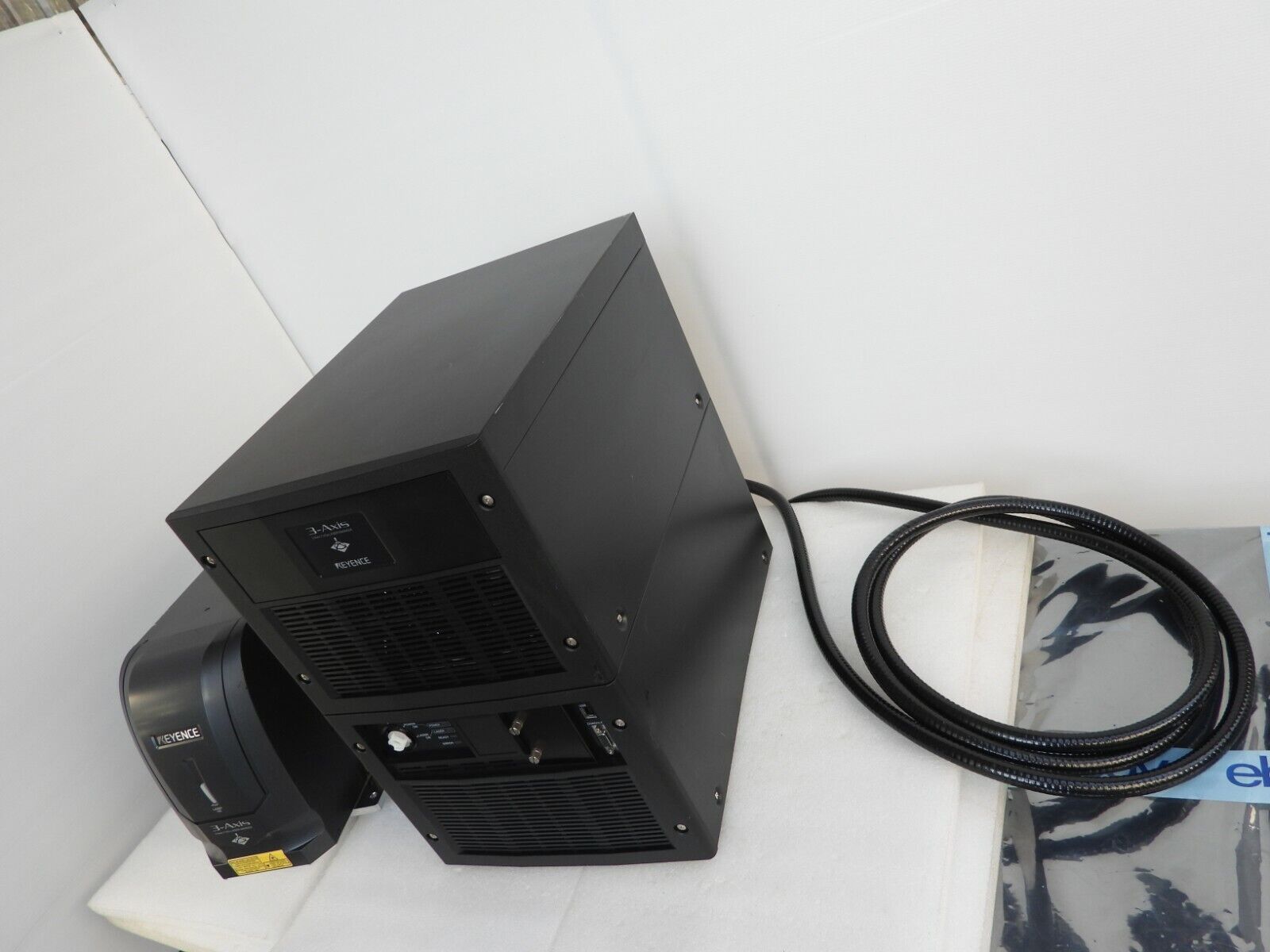 KEYENCE MD-V9900 MD Series & 3-Axis YVO4 Laser Fiber Marker KEYENCE MD-V9900 MD Series & 3-Axis YVO4 Laser Fiber Marker