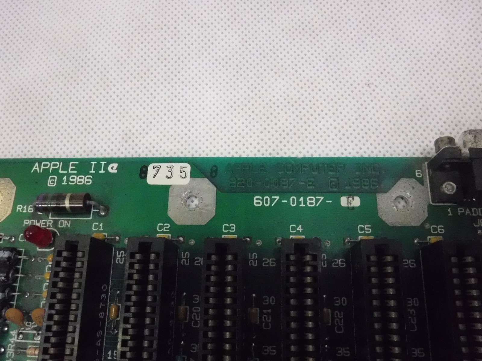 Vintage Apple 2e lle motherboard logic board 1986 820-0087-E 607-0187-E E24