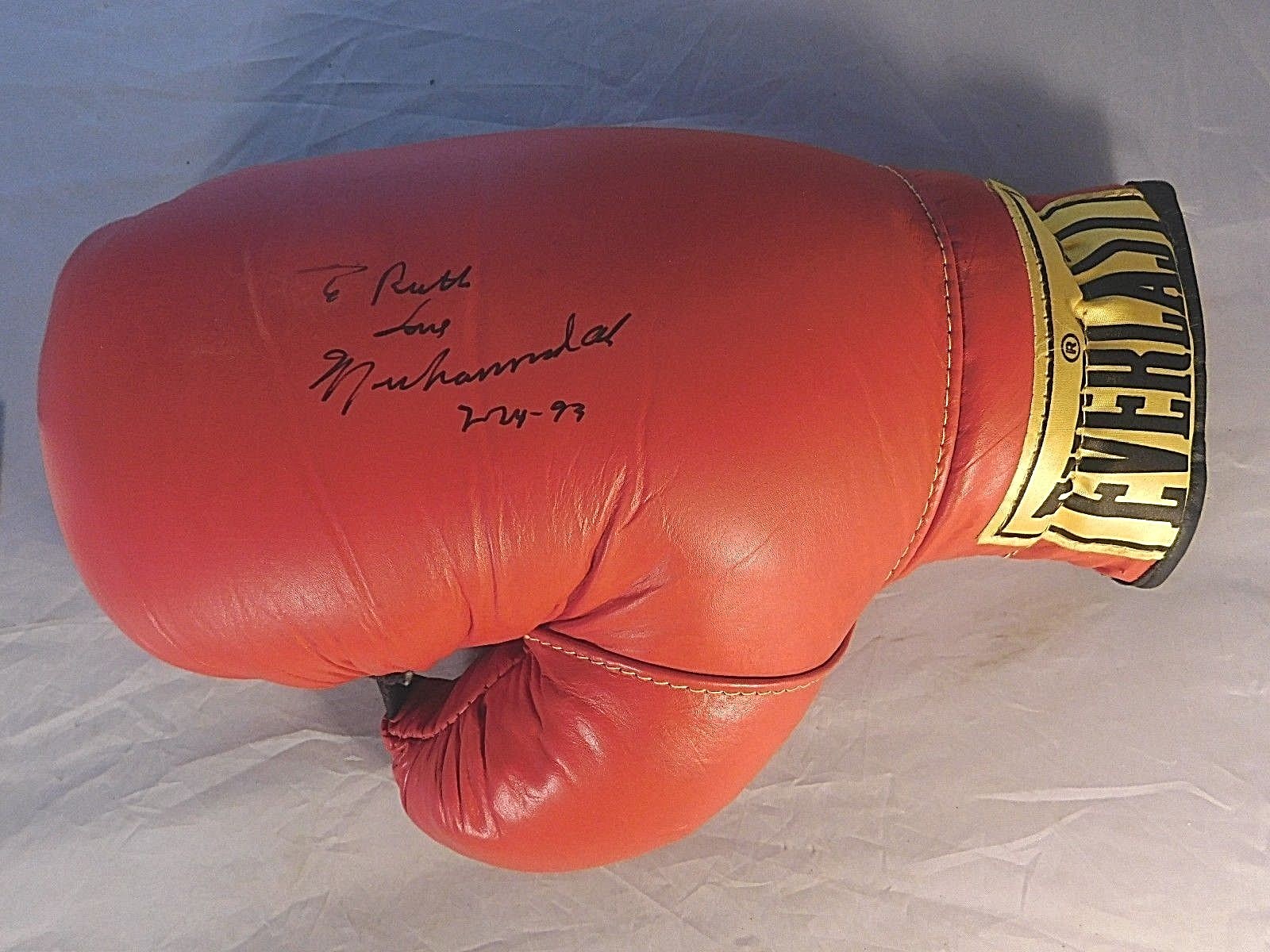 VINTAGE 1993 MUHAMMAD ALI SIGNED BOXING GLOVE WITH JSA LETTER OF AUTHENTICITY