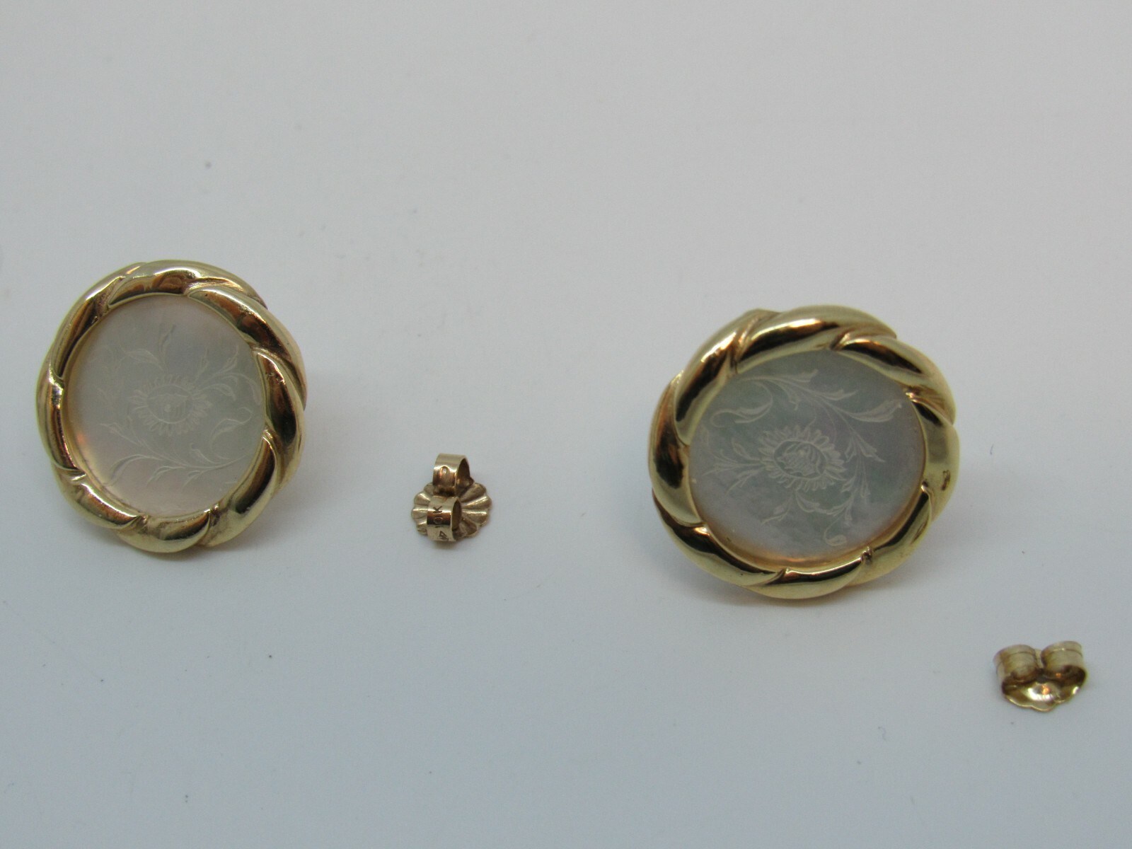 Diamond Mother Pearl Earring in 14K Yellow Gold.