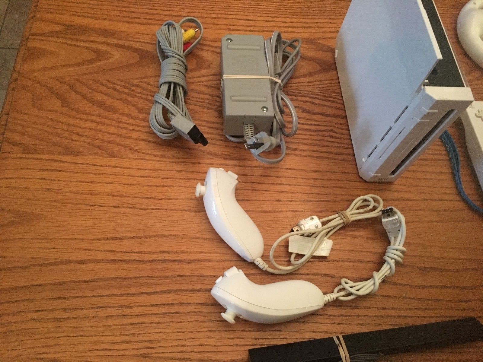 Nintendo Wii White Console System Mario Kart Bundle  2 Controllers Lot Clean!!!
