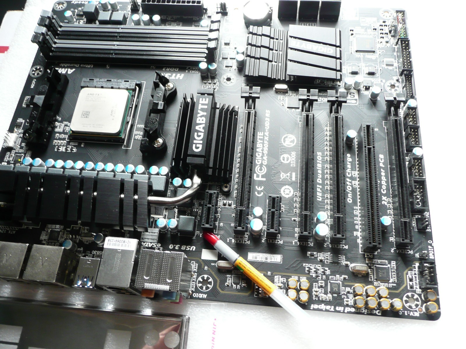 GIGABYTE GA-990FXA-UD3 R5 AMD Motherboard Combo w/ FX 8350 4.0 - 4.2 GHz CPU