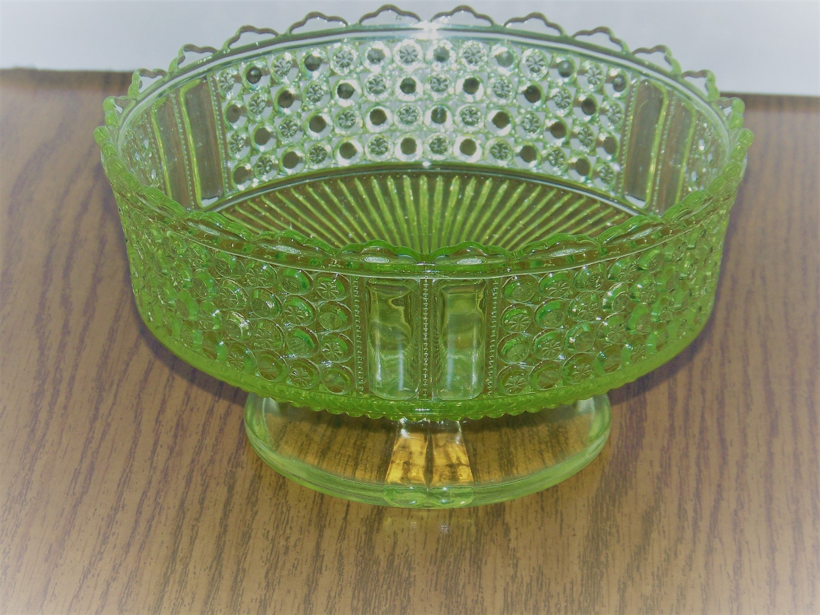 Richards & Hartley Canary Yellow Vaseline No. 25 Three Panel Master Berry Bowl