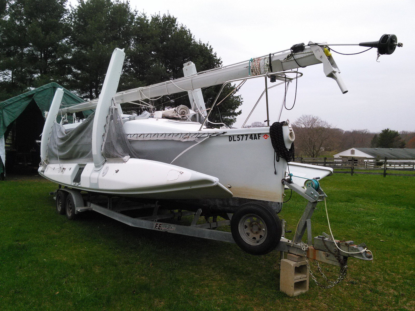 CORSAIR MARINE F-31R TRIMARAN FOLDABLE AND TRAILERABLE