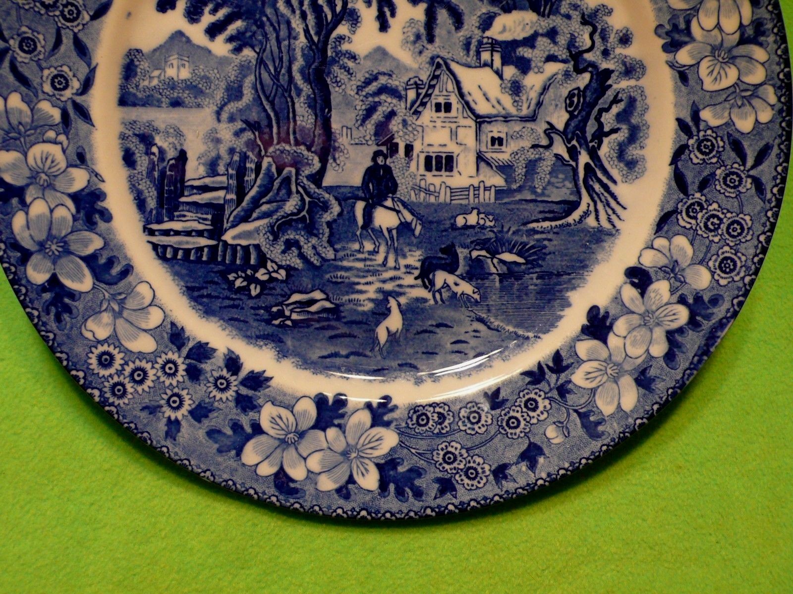 Set of 2 vintage Blue Willow style plates w/ HUNTER on horseback & dogs. 8 7/8 W