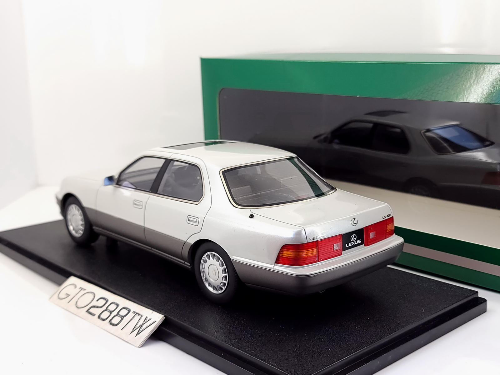 Cult Scale 1:18 scale Lexus LS400 ,1990 Mk.1 (White Pearl