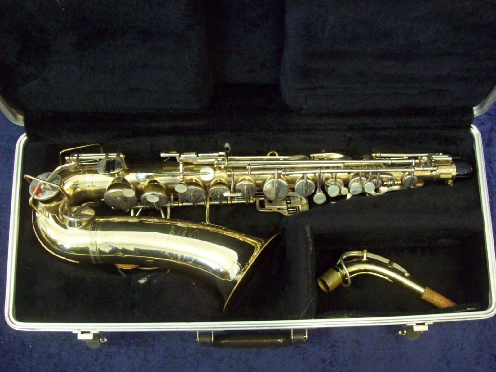 VINTAGE BUESCHER ARISTOCRAT ALTO SAXOPHONE + ORIGINAL VINTAGE CASE