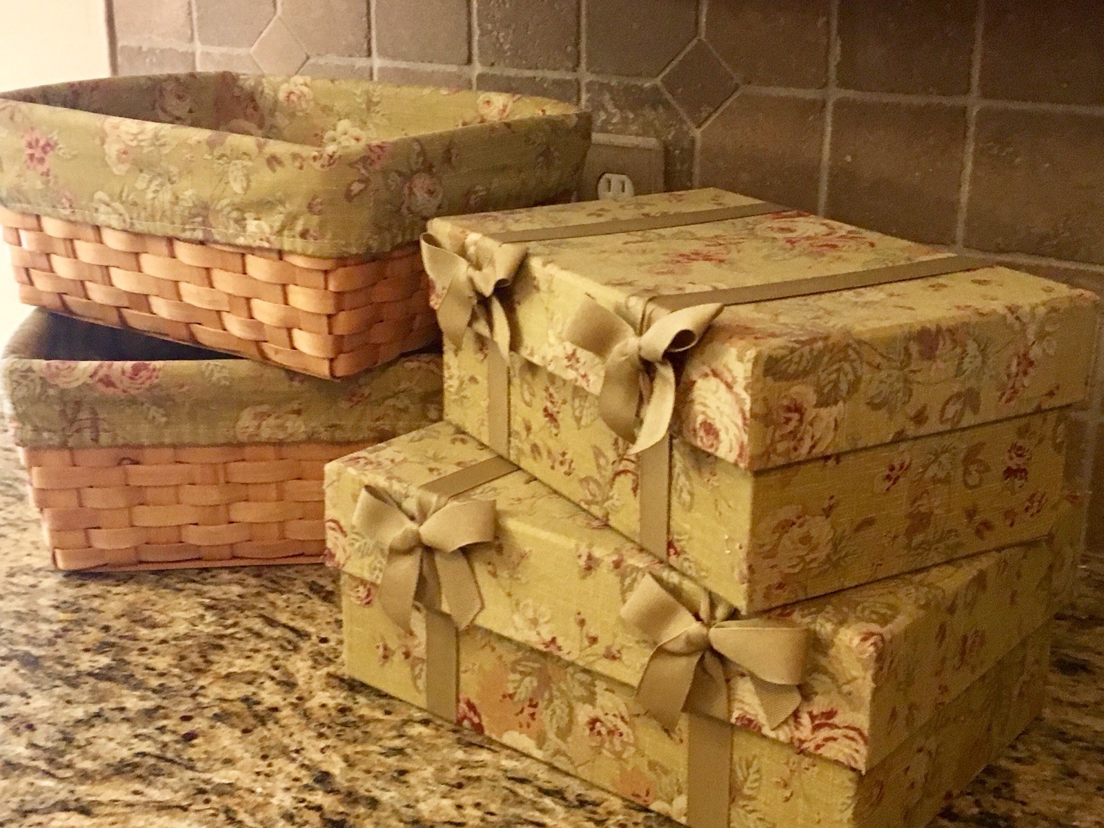 4 MATCHING FARMHOUSE SET ~ 2 WICKER BASKETS + LINERS, 2 NESTING BOXES + BOWS
