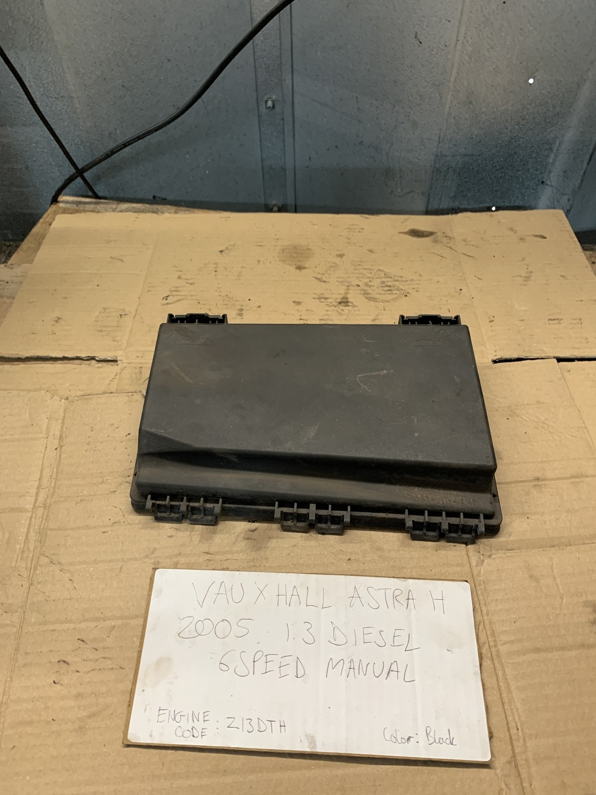 Vauxhall Astra H 2005 1.3 D Engine Bay Front Fusebox Fuse Box Cover Lid 0516735