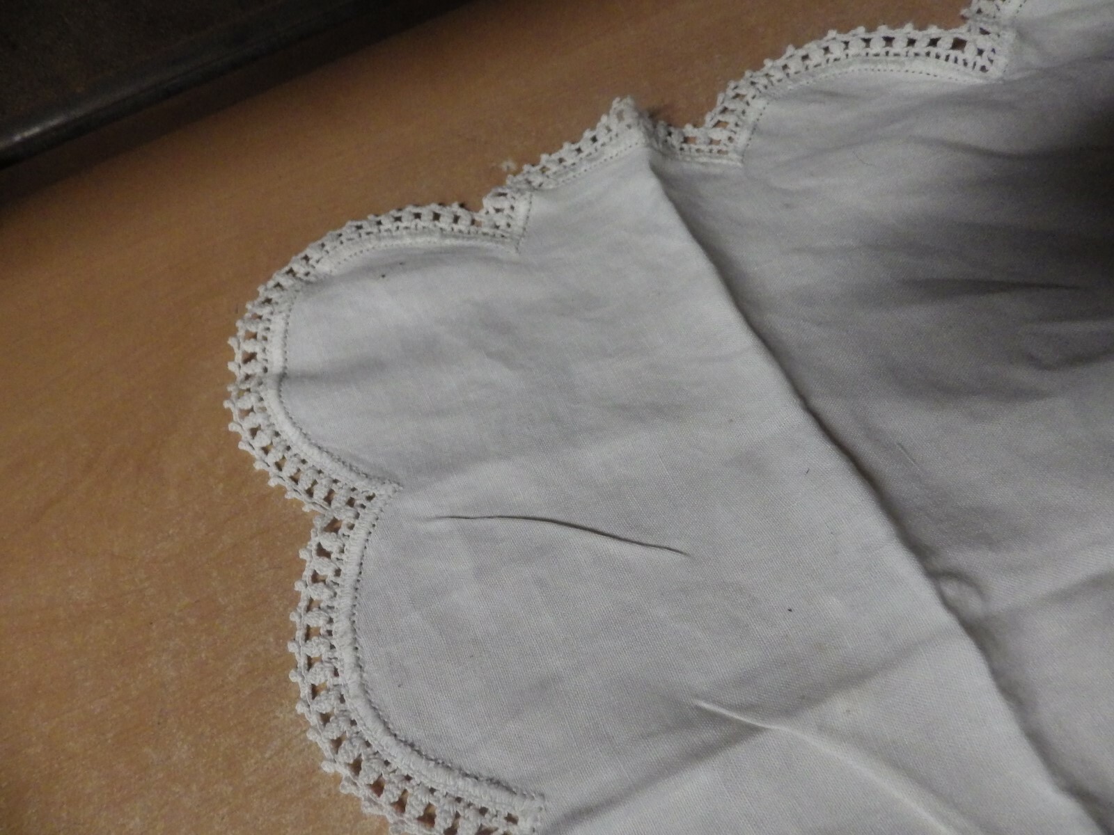 ANTIQUE VINTAGE LINEN HAND KNITTED CROCHETED CUT OUT ROSE table runner ribbed