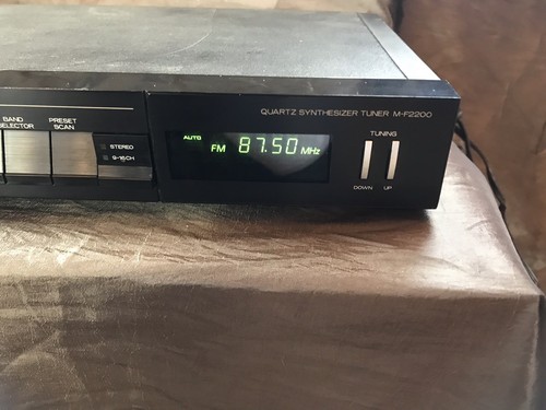 MGA Mitsubishi M-F2200 QUARTZ SYNTHESIZER Tuner Radio AM/FM Stereo R/L RCA
