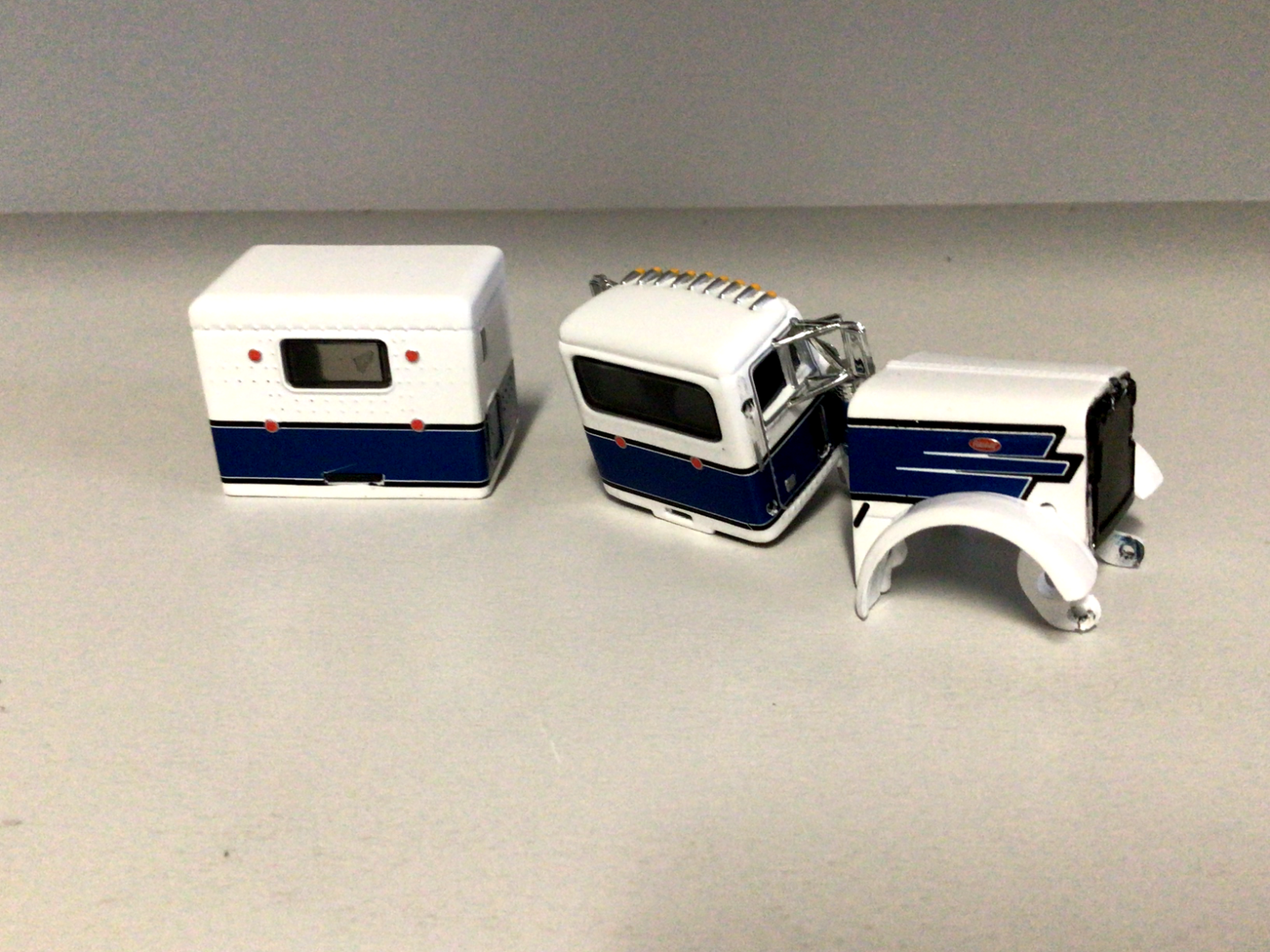 DCP 1/64 PETERBILT BLUE & WHITE 379 60" CAB SET DAY CAB OPTION