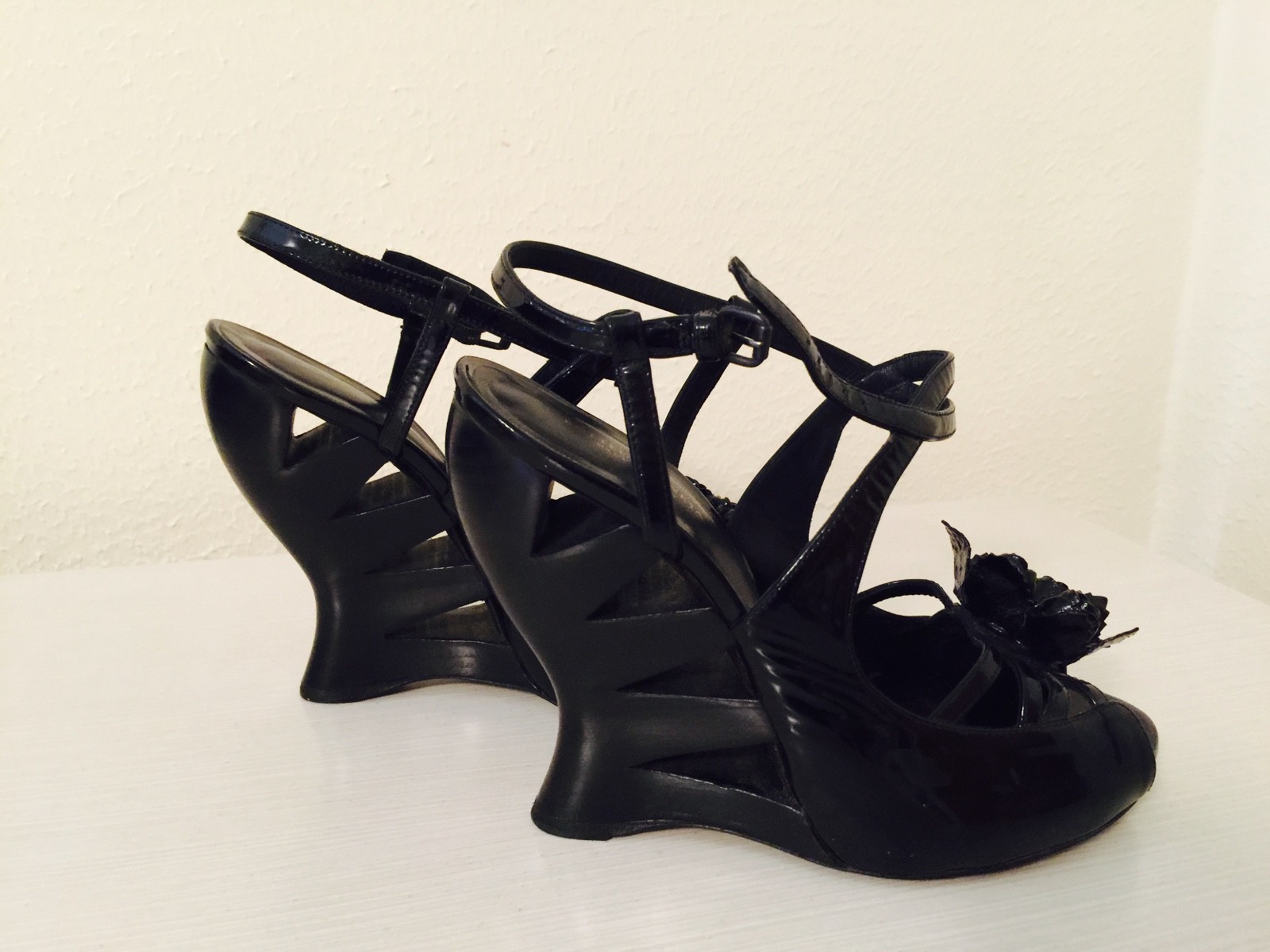BOTTEGA VENETAライトウェイトプリーツドレス黒後ろ素敵デザイン Bottega Veneta Black Patent Leather Peep Toe Wedge with