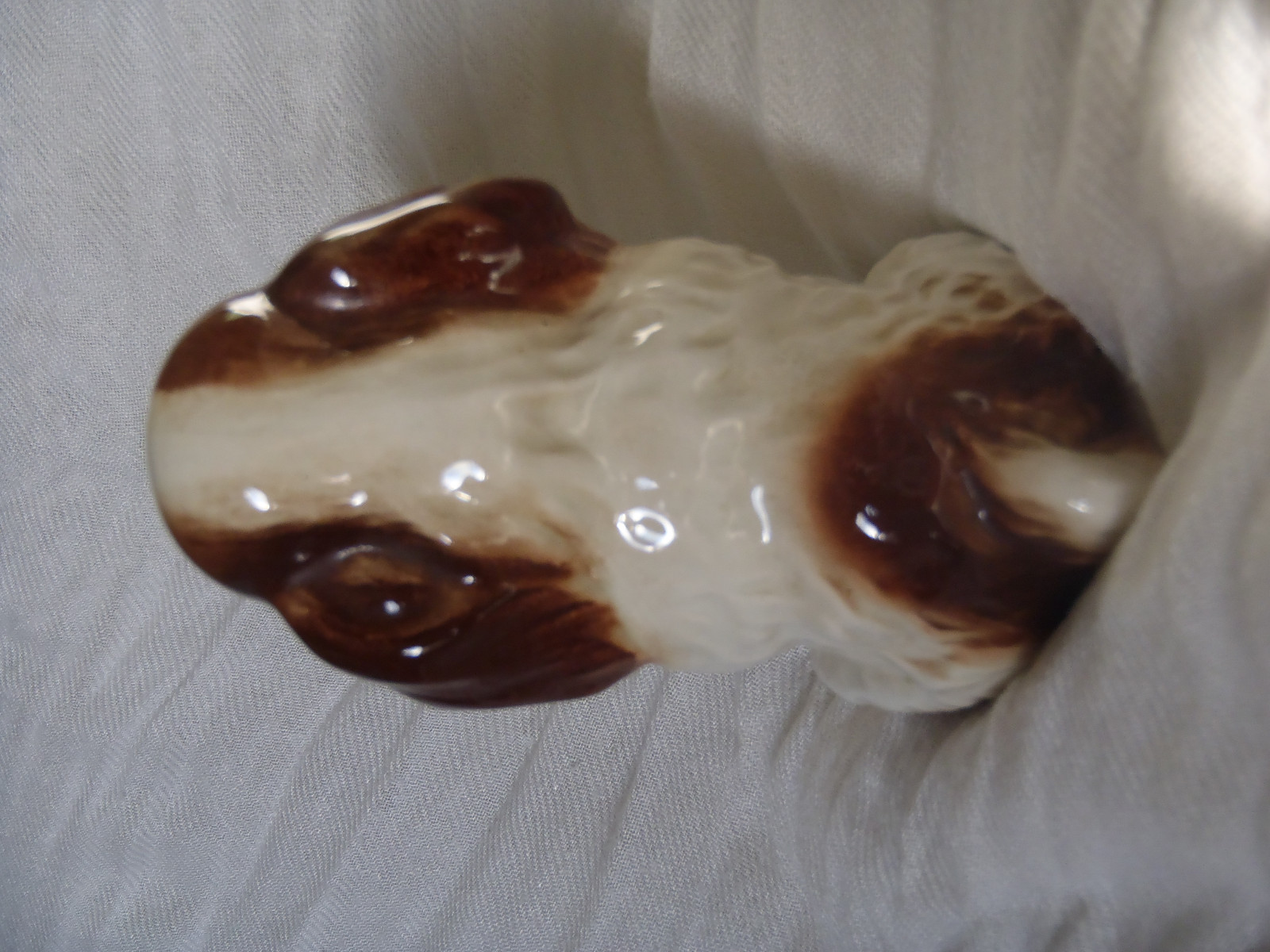 ADORABLE VINTAGE BESWICK ENGLAND SPANIEL WITH PLATE DOG FIGURINE