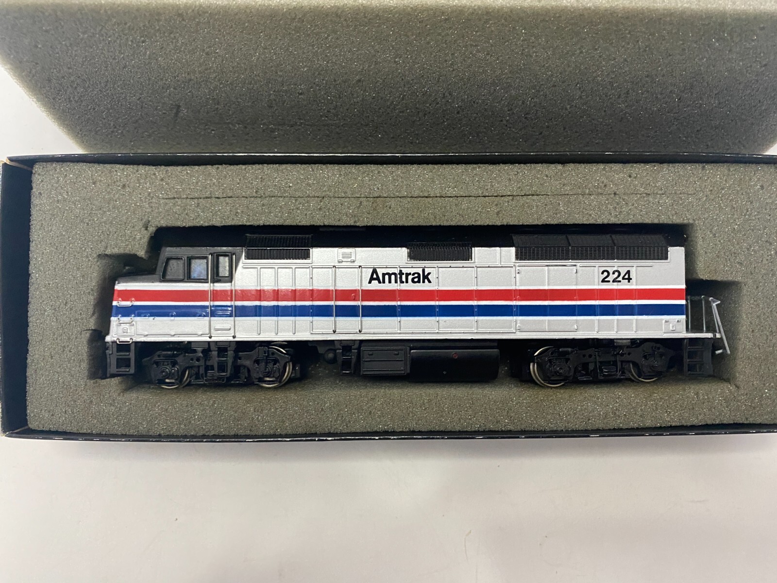 Spectrum Bachmann 87004 HO F40PH Diesel Phase 2 #224 Amtrak