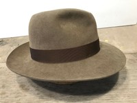 Red and Gold Christys/' Medium Hat Box for Single Tall Top Hat or Wider Fedora