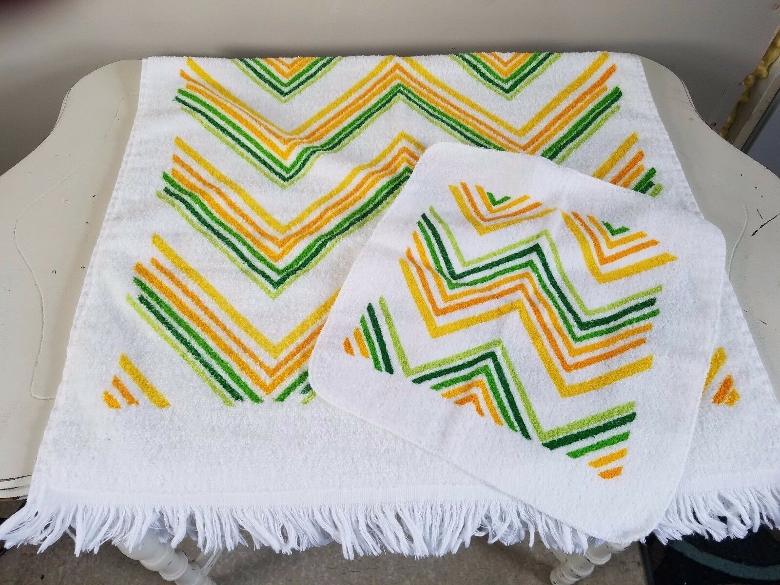 2) pc Vintage CANNON Mid Century GEOMETRIC Bath Towel Set Fringe Yellow Green