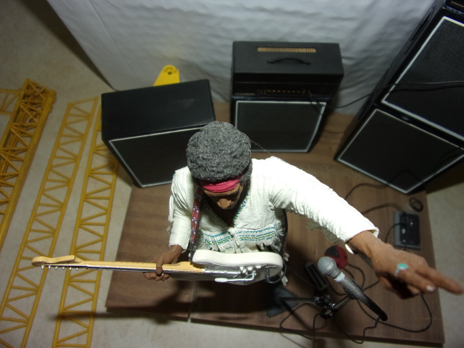 MCFarlane  JIMI HENDRIX FIGURE WOODSTOCK AUG.18,1969 (ASSEMBLED)