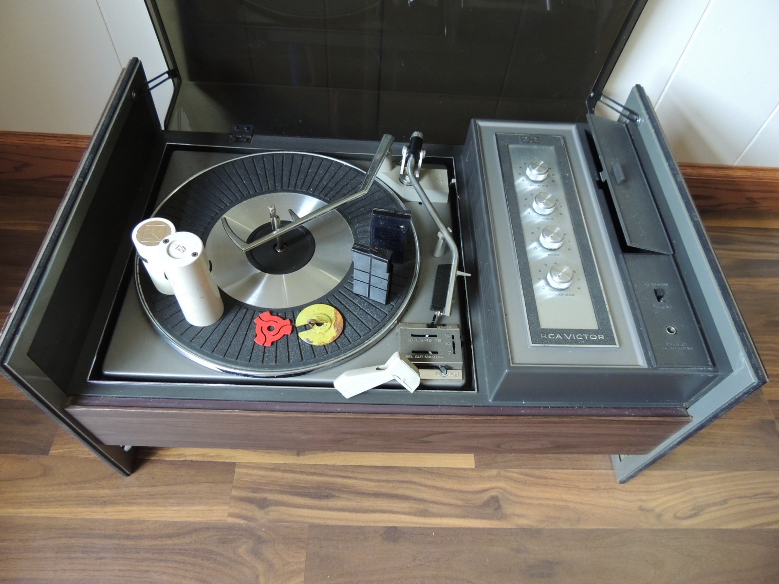 Vintage RCA Victor Record Player Turntable VLP 62W