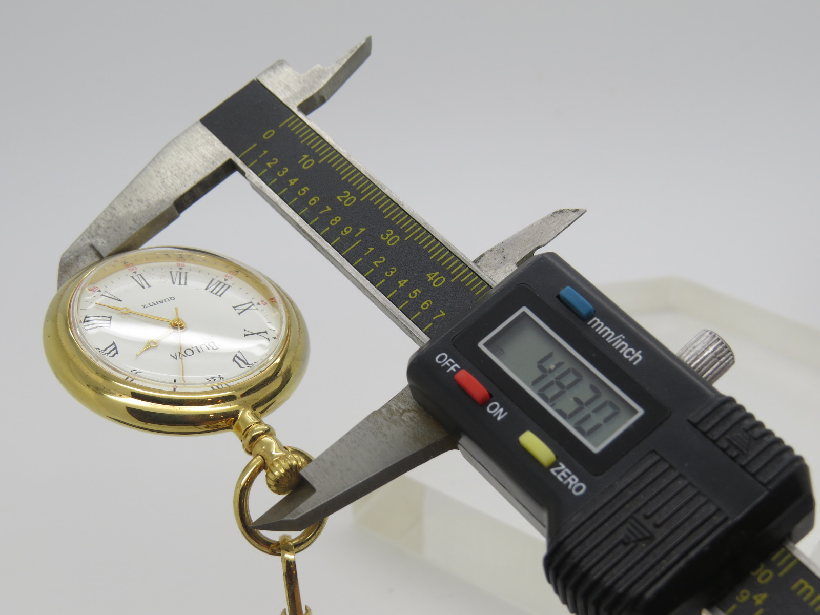 Vintage Goldtone Bulova Quartz Roman Numeral Biege Dial Pocket Watch w/ Chain E