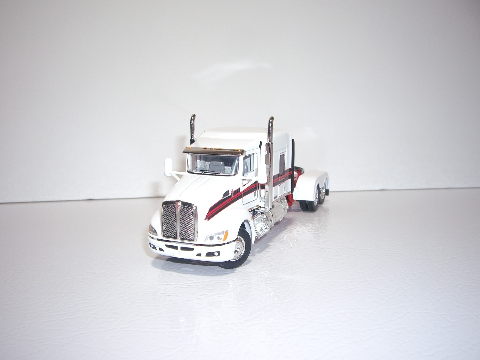 DCP FIRST GEAR 1/64 WHITE WITH STRIPES KENWORTH T660 WITH 72