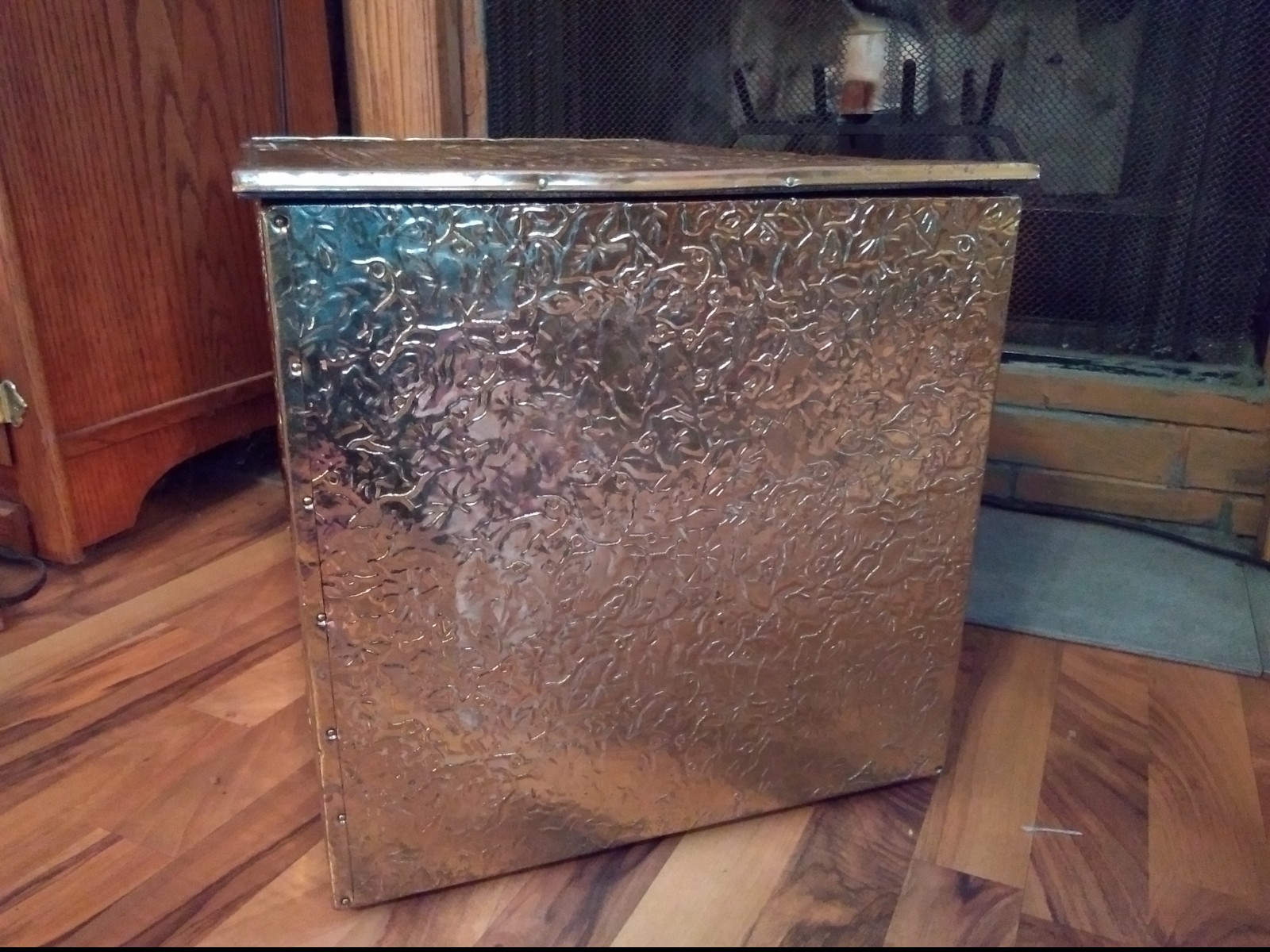 VINTAGE 1970'S BRASS/WOOD  TINDER/FIRE BOX WITH HAMMERED DESIGN 23X15X15