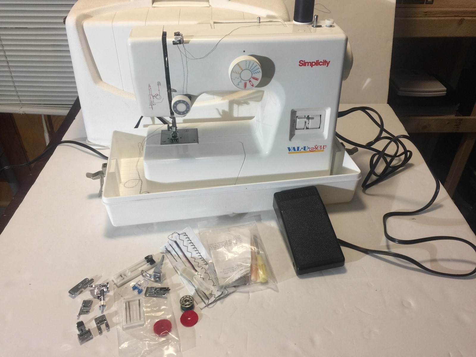 RARE MINT!!!!  SIMPLICITY 2507 SEWING MACHINE with hard case and extras!!!